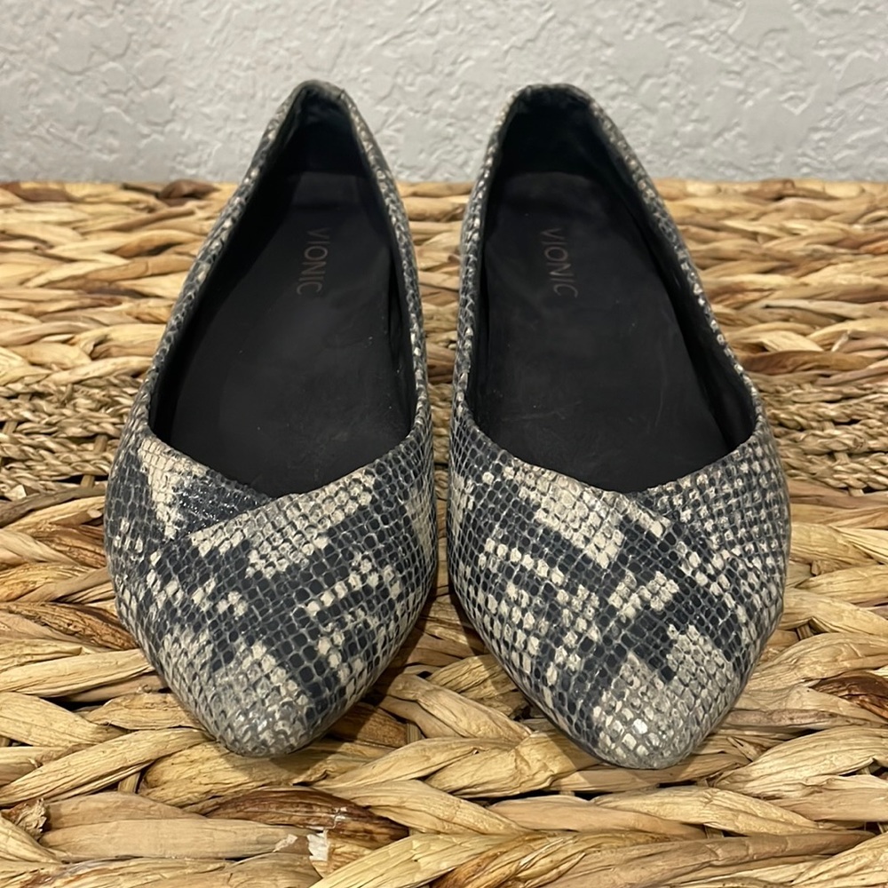 Vionic pointy toe snake skin ballet flat